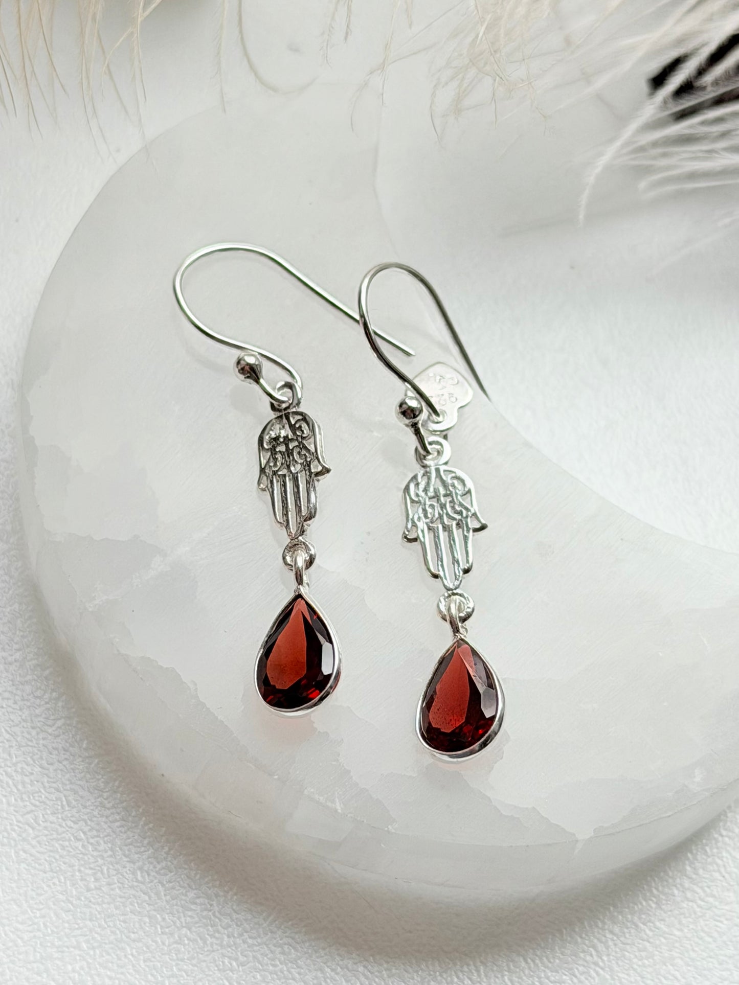 Sidabriniai auskarai su granato kristalais “Hamsa”