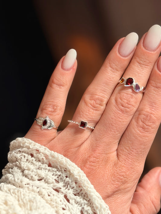 Sidabrinis žiedas su Granatu