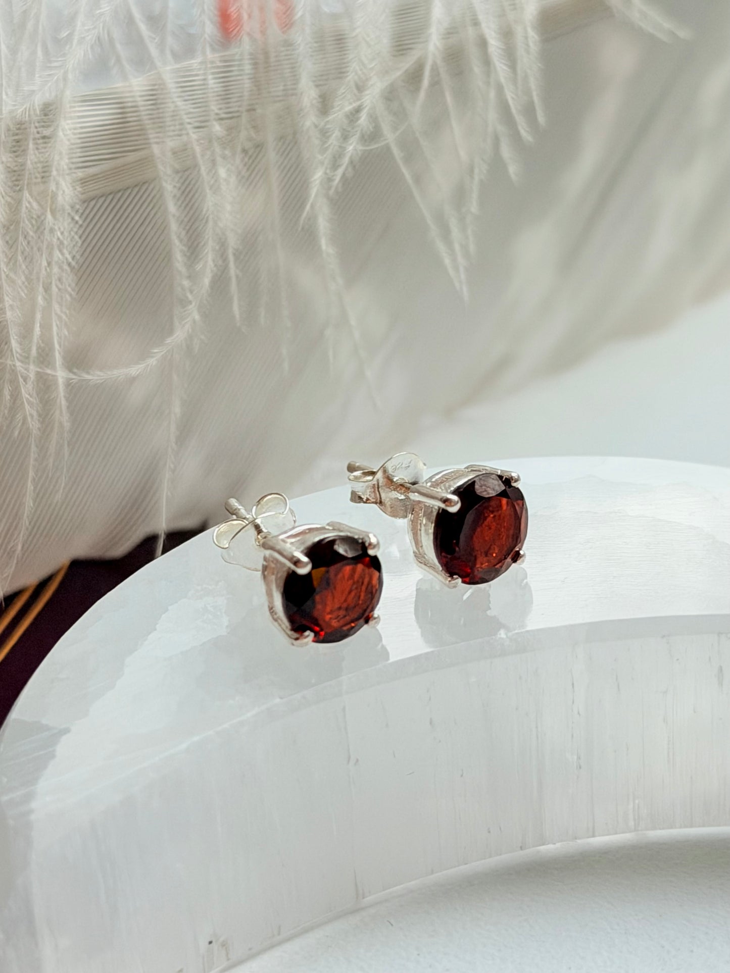 Sidabriniai auskarai su granato kristalais