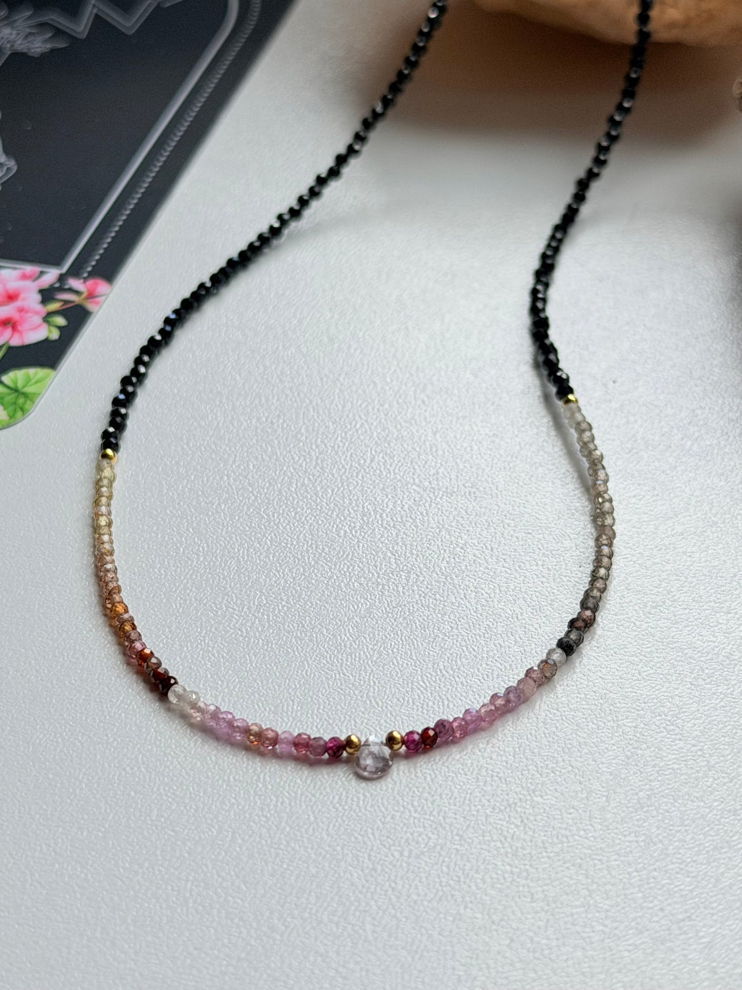 Kaklo papuošalas su špineliais ir turmalinais “Boho"