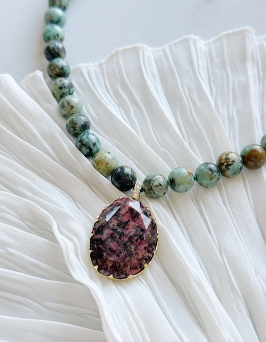 Afrikietiško turkio ir rodonito vėrinys "Alsuojanti Žemė"