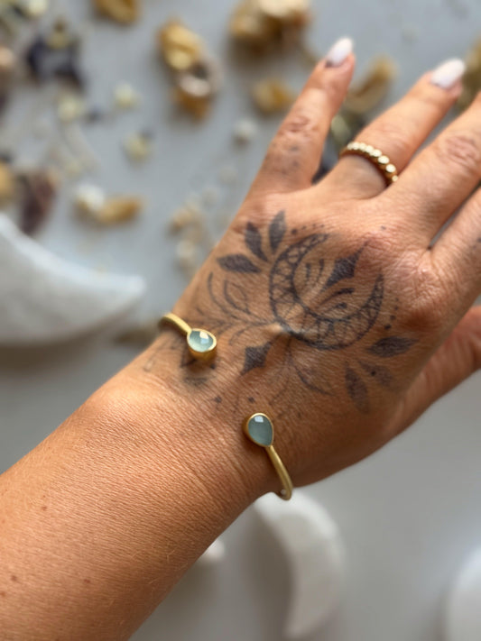 Apyrankė su chalcedono kristalais