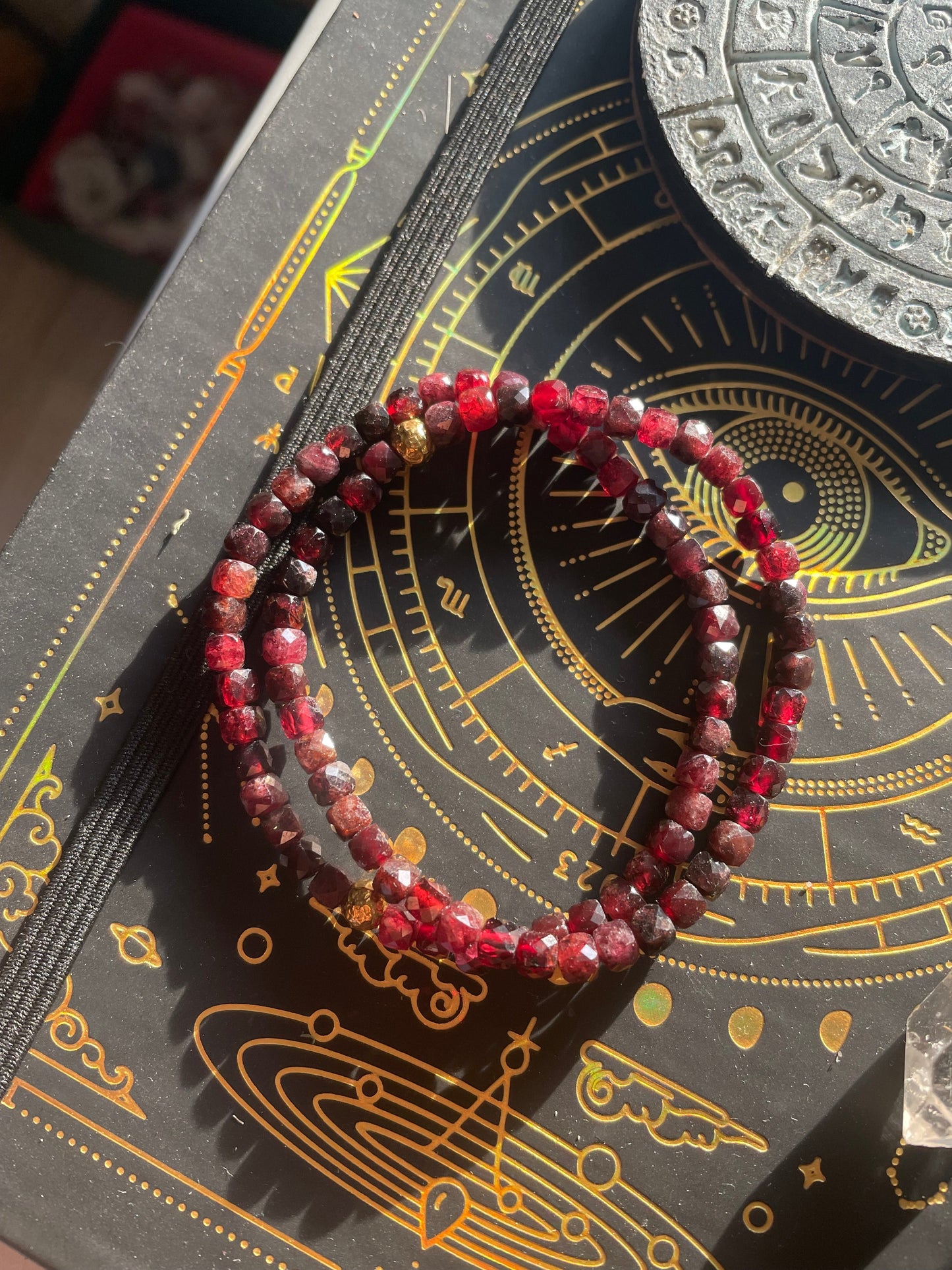 Apyrankė su granato kristalais