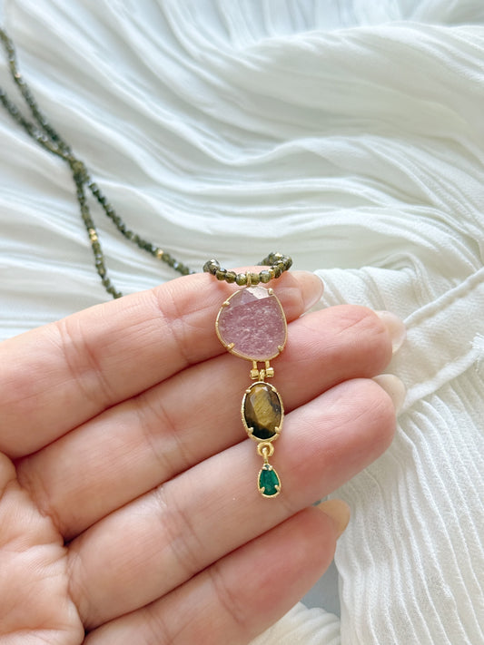 Auksinio obsidiano kaklo papuošalas