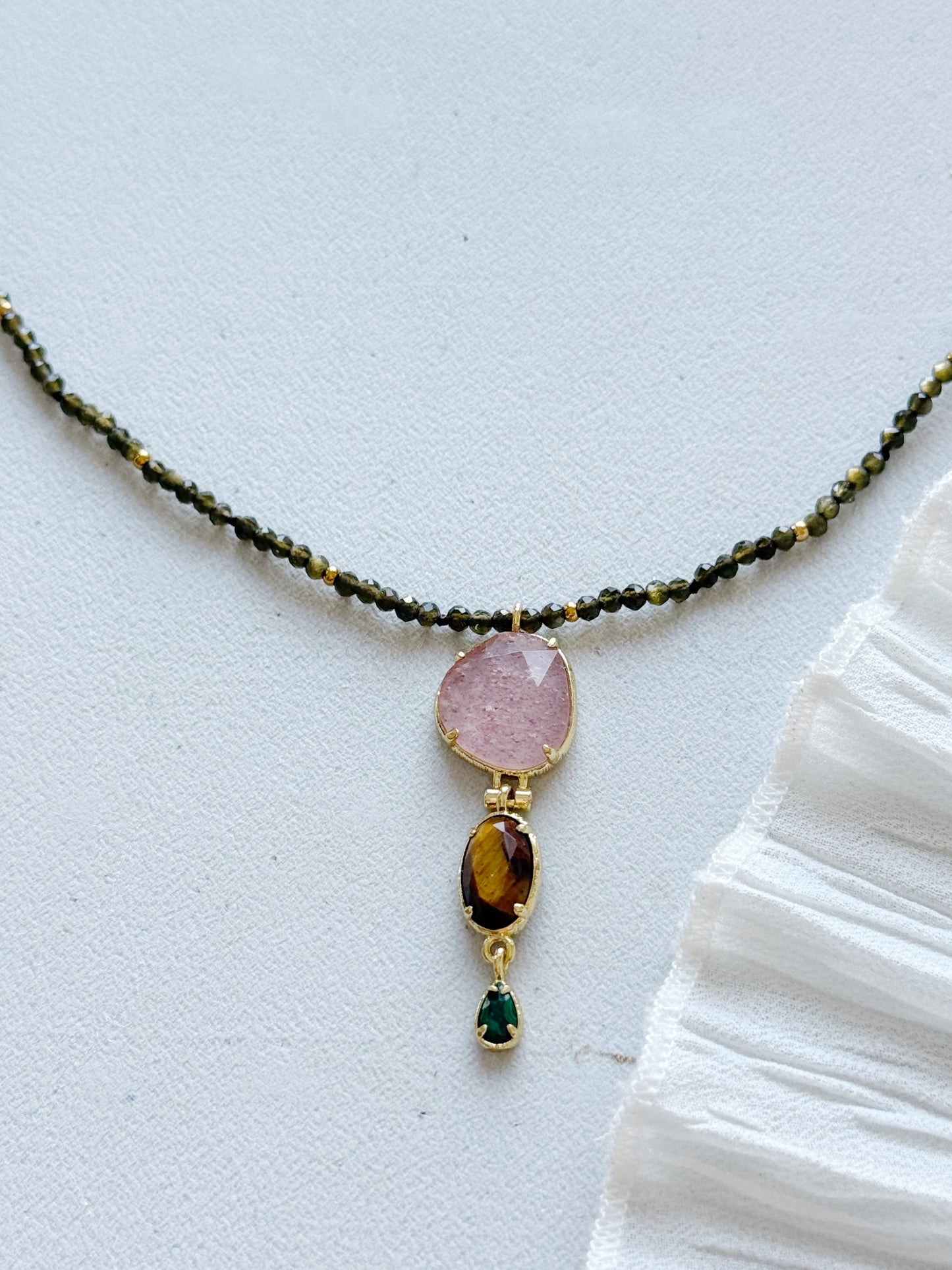 Auksinio obsidiano kaklo papuošalas