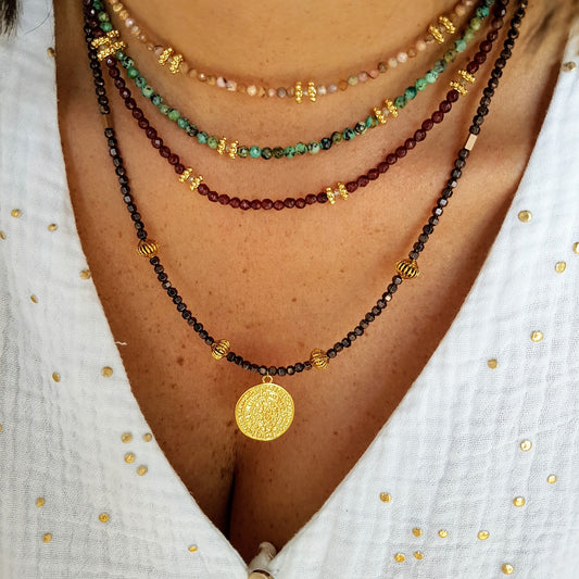 Granato ir labradorito kristalų vėrinys