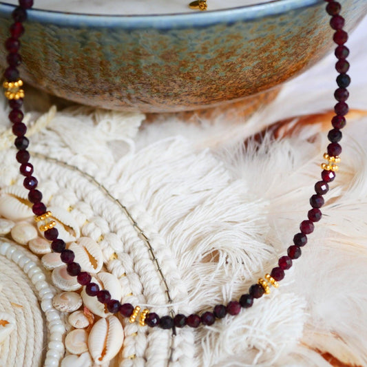 Granato ir labradorito kristalų vėrinys