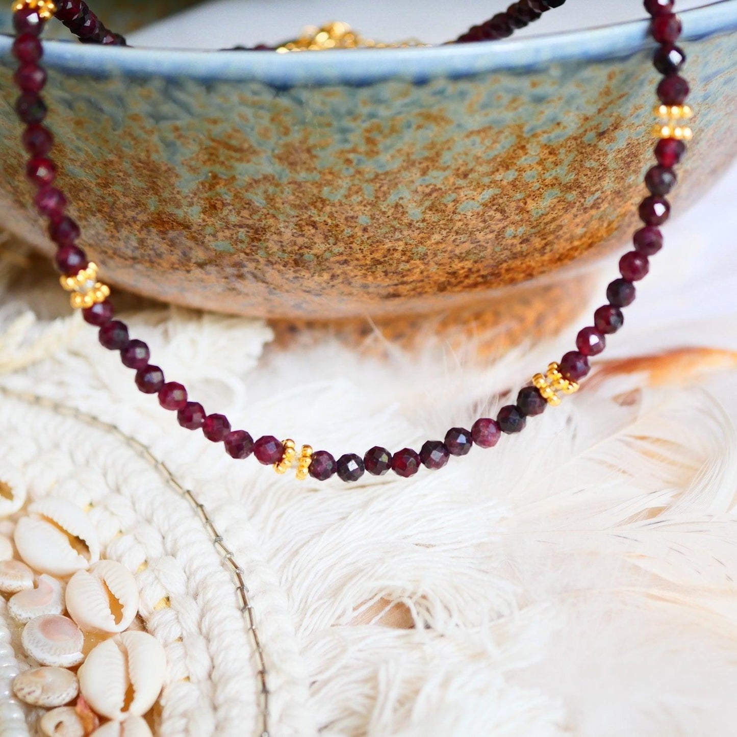 Granato ir labradorito kristalų vėrinys