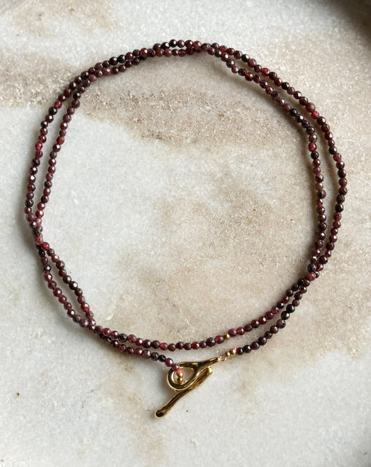 Ilgas Granato kristalų vėrinys