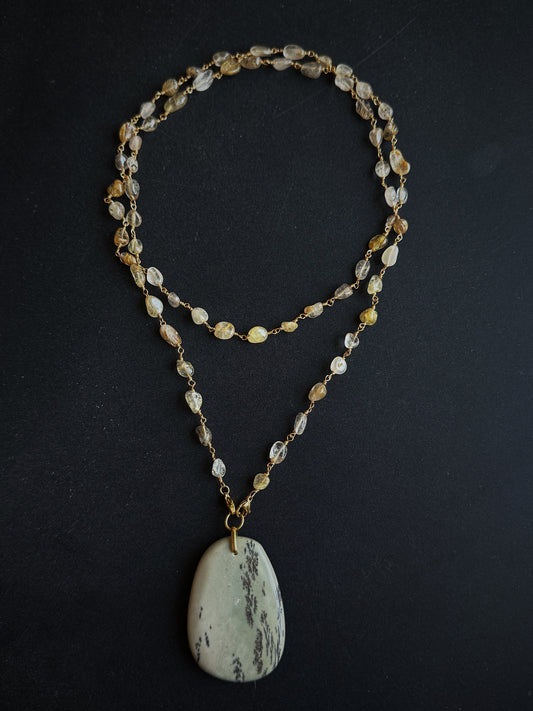 Ilgas citrino vėrinys su jaspio pakabuku