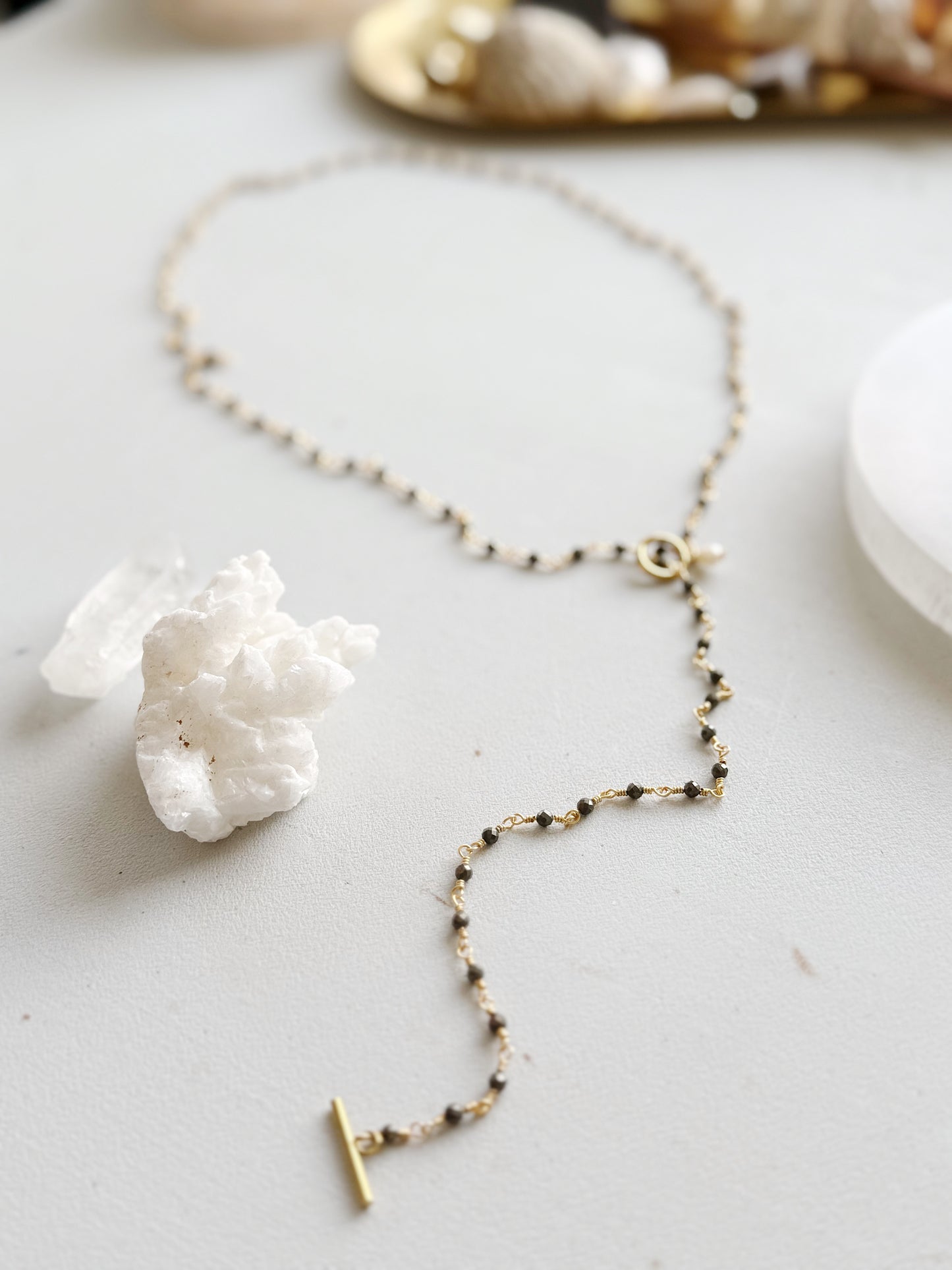 Ilgas kaklo papuošalas su Pirito kristalais