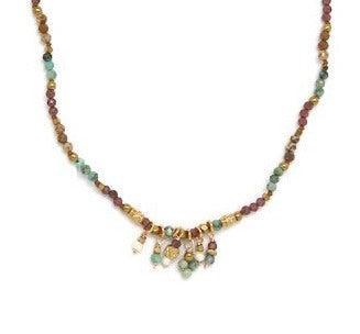 Įvairių kristalų kaklo vėrinys