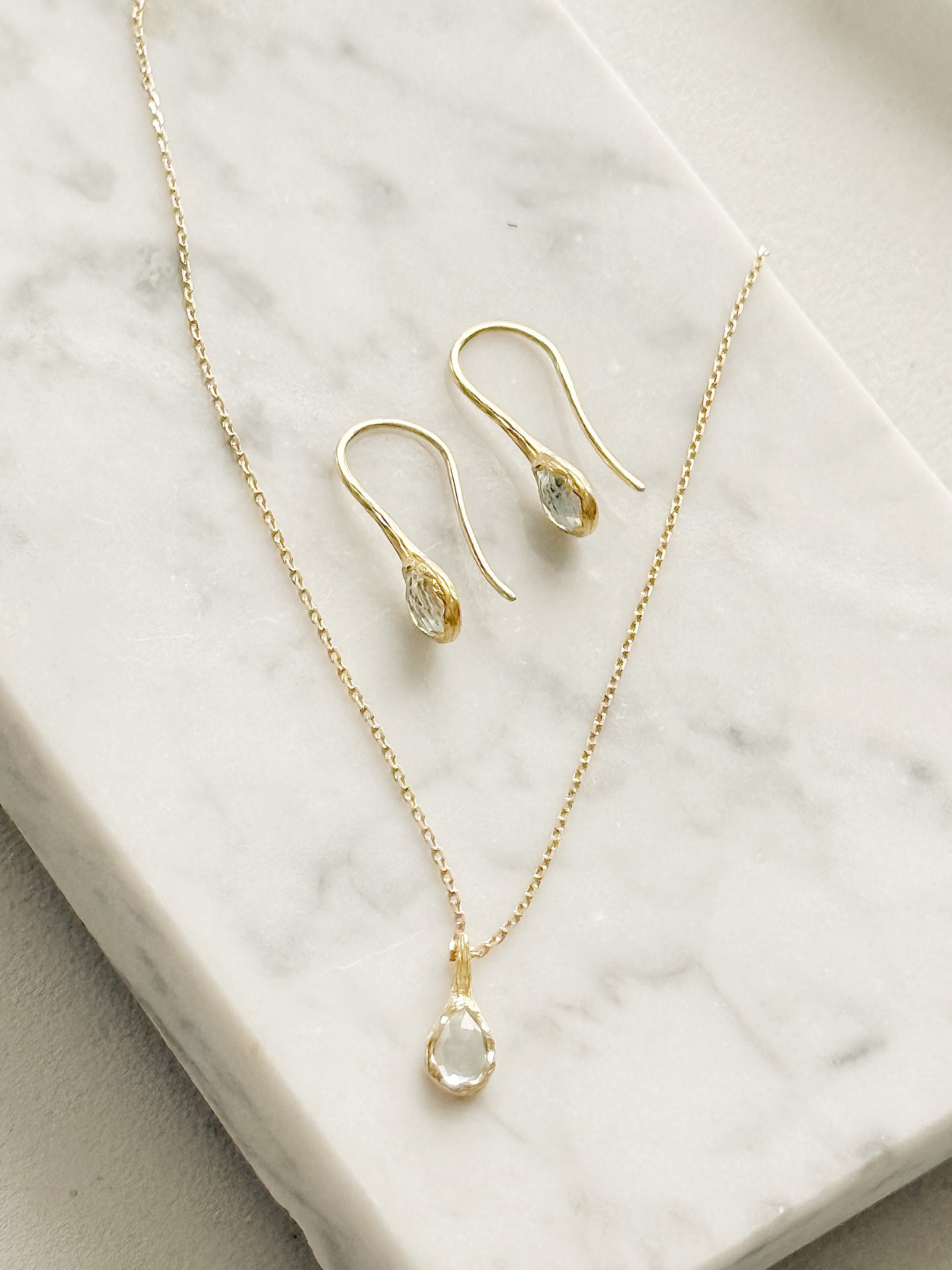 Kaklo papuošalas su topazo kristalu "Lašas"