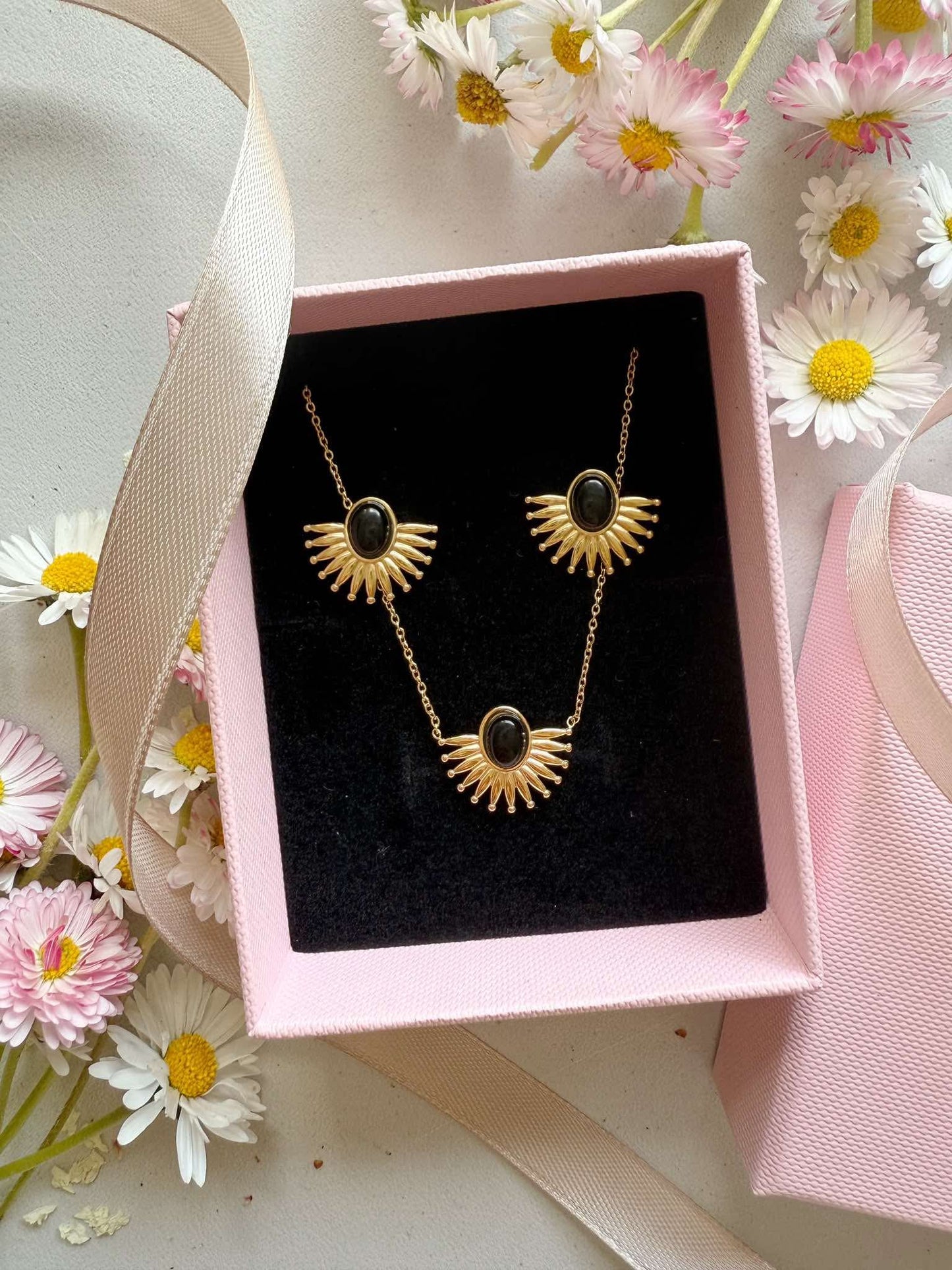 Kaklo papuošalo ir auskarų rinkinys “Onikso saulė”