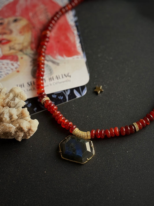 Karneolio ir labradorito kaklo papuošalas "Moteriška nuojauta"