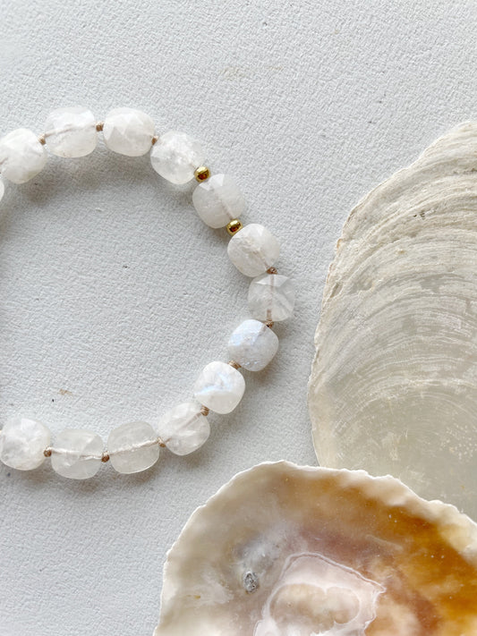 Mėnulio akmens apyrankė