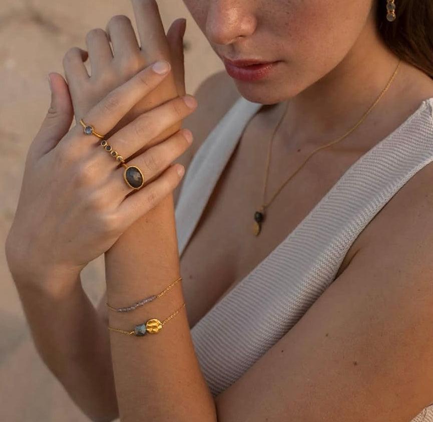 Mėnulio akmens apyrankė