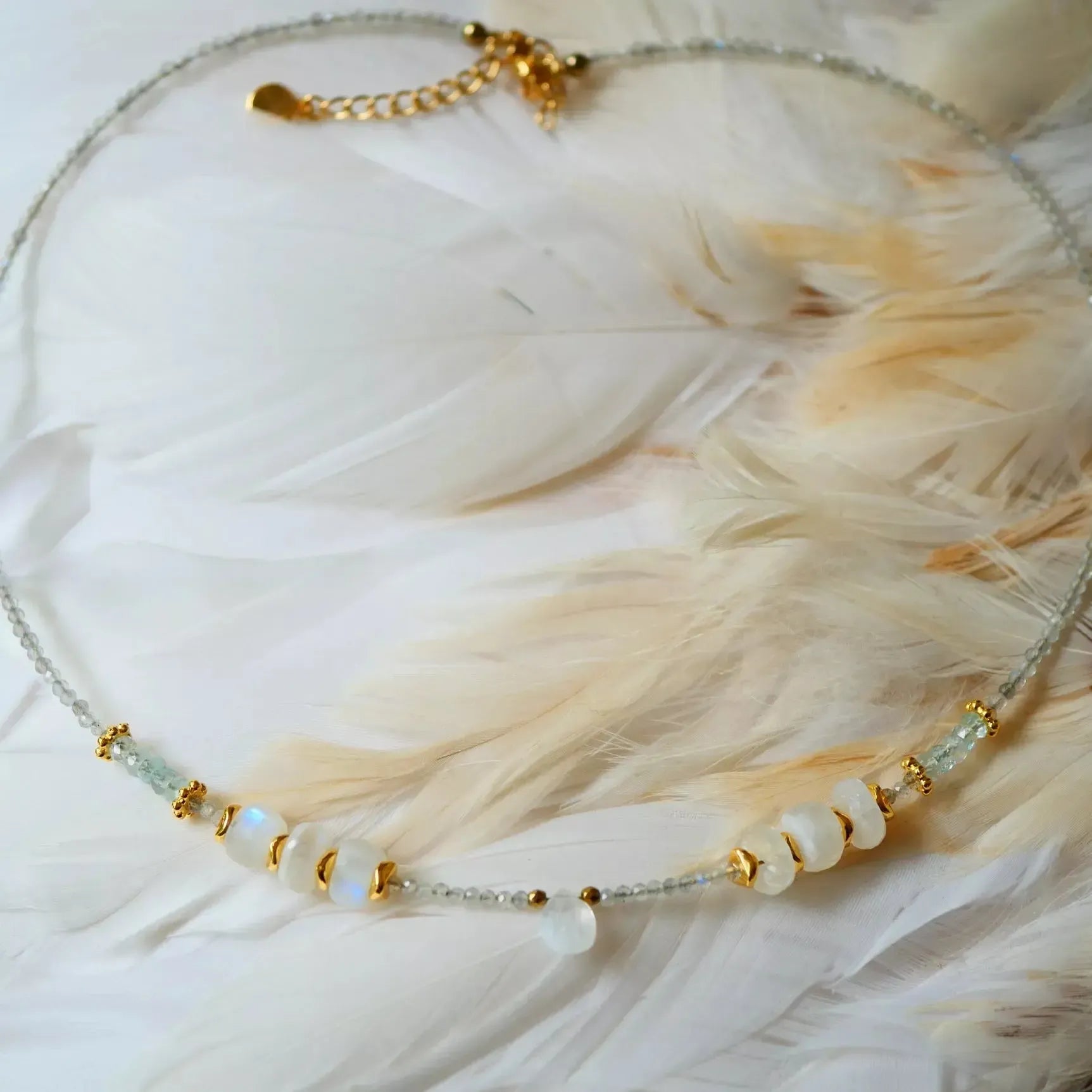 Mėnulio akmens ir labradorito vėrinys "Subtilumas"