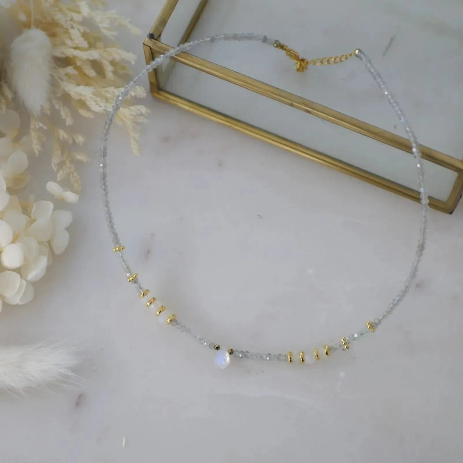 Mėnulio akmens ir labradorito vėrinys "Subtilumas"