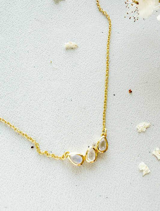 Mėnulio akmens kaklo papuošalas “Trys lašeliai”