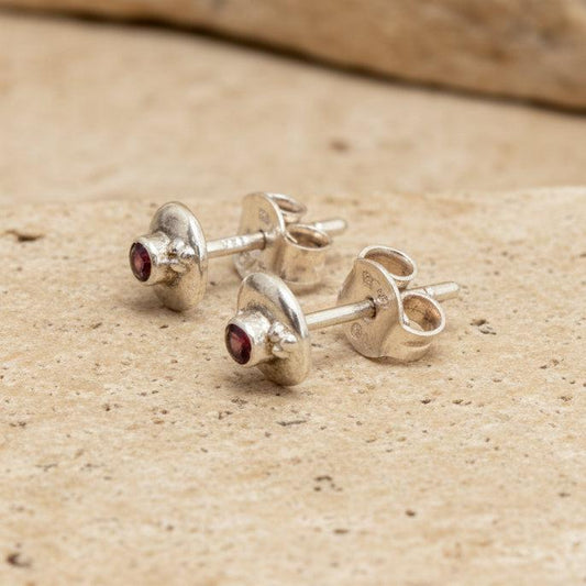 Mini Sidabriniai auskarai su granato kristalais