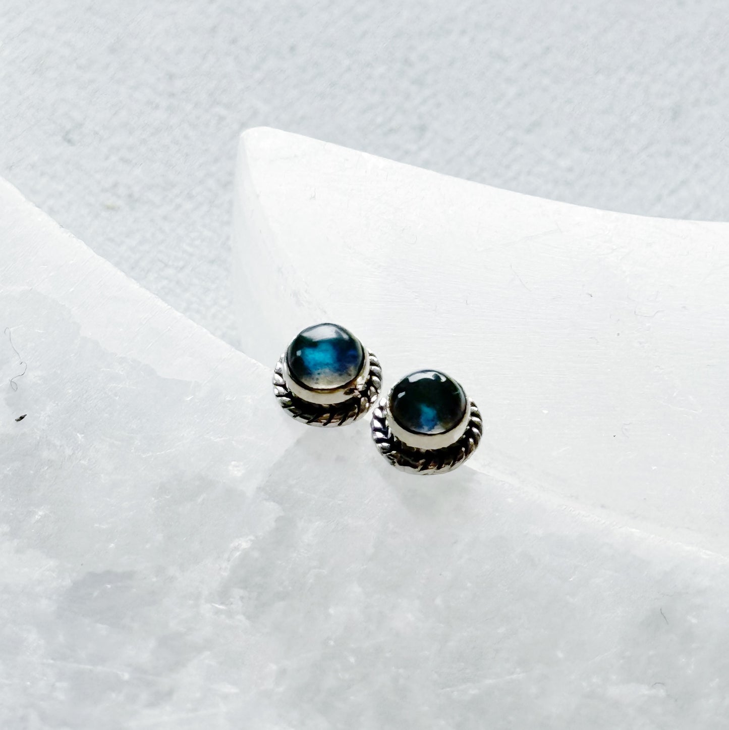 Mini sidabriniai auskarai su labradoritu