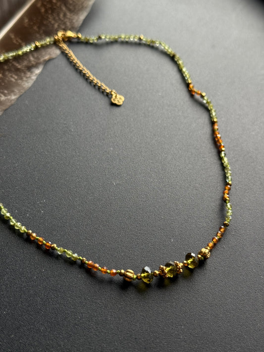 Peridoto kristalų papuošalas