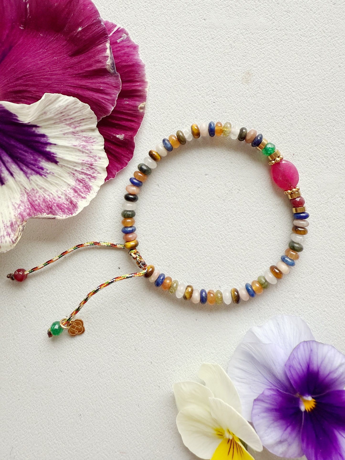 Rodonito ir įvairių kristalų apyrankė