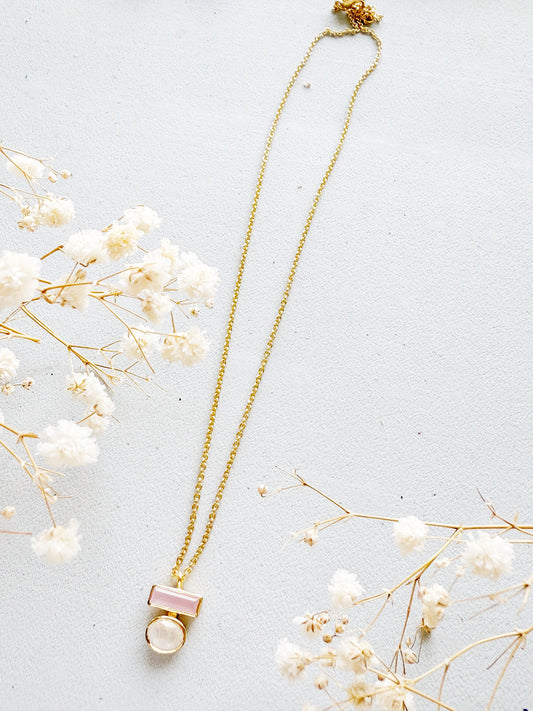 Rožinio kvarco ir mėnulio akmens kaklo papuošalas "Subtilumas"