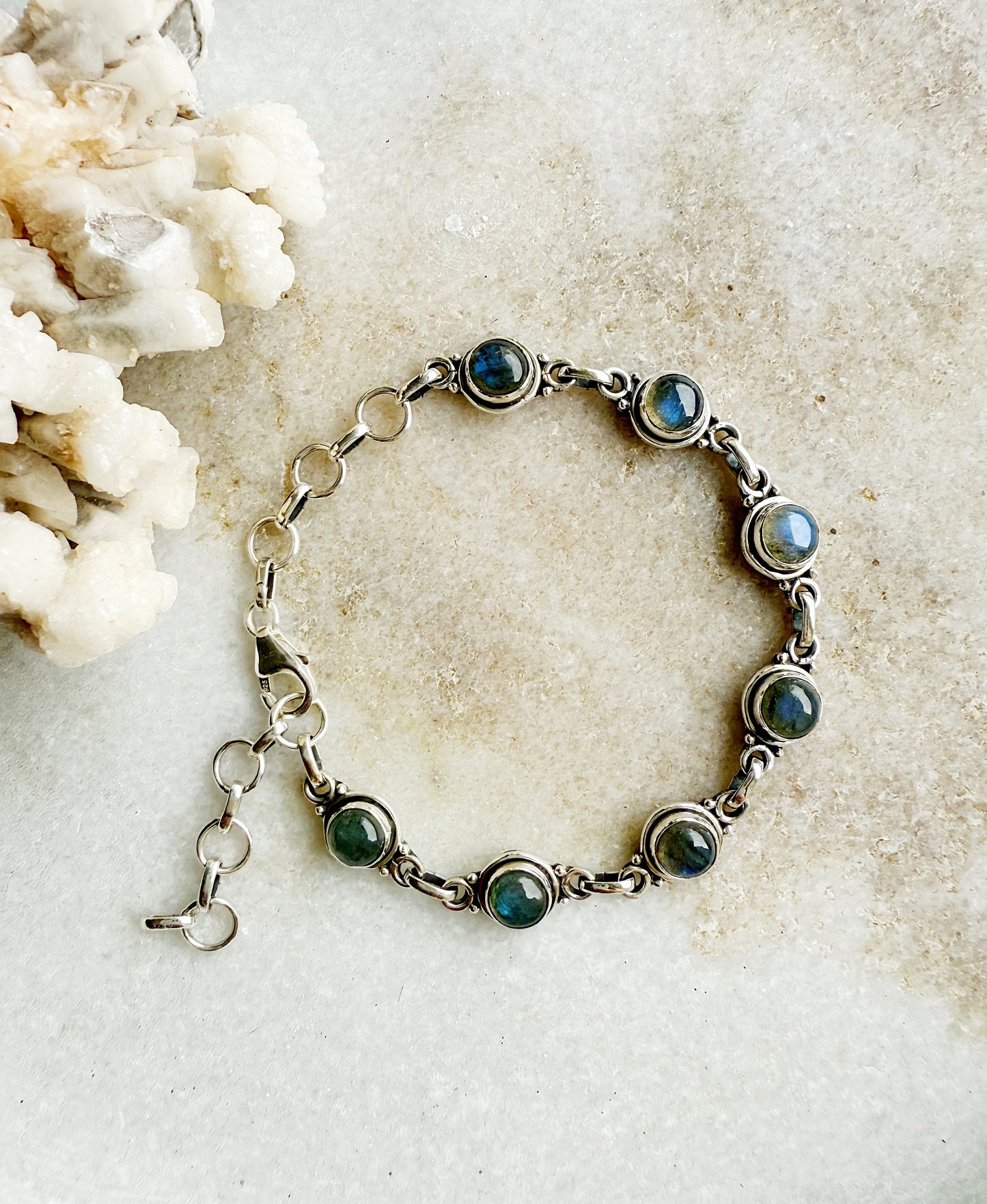 Sidabrinė apyrankė su labradorito kristalais