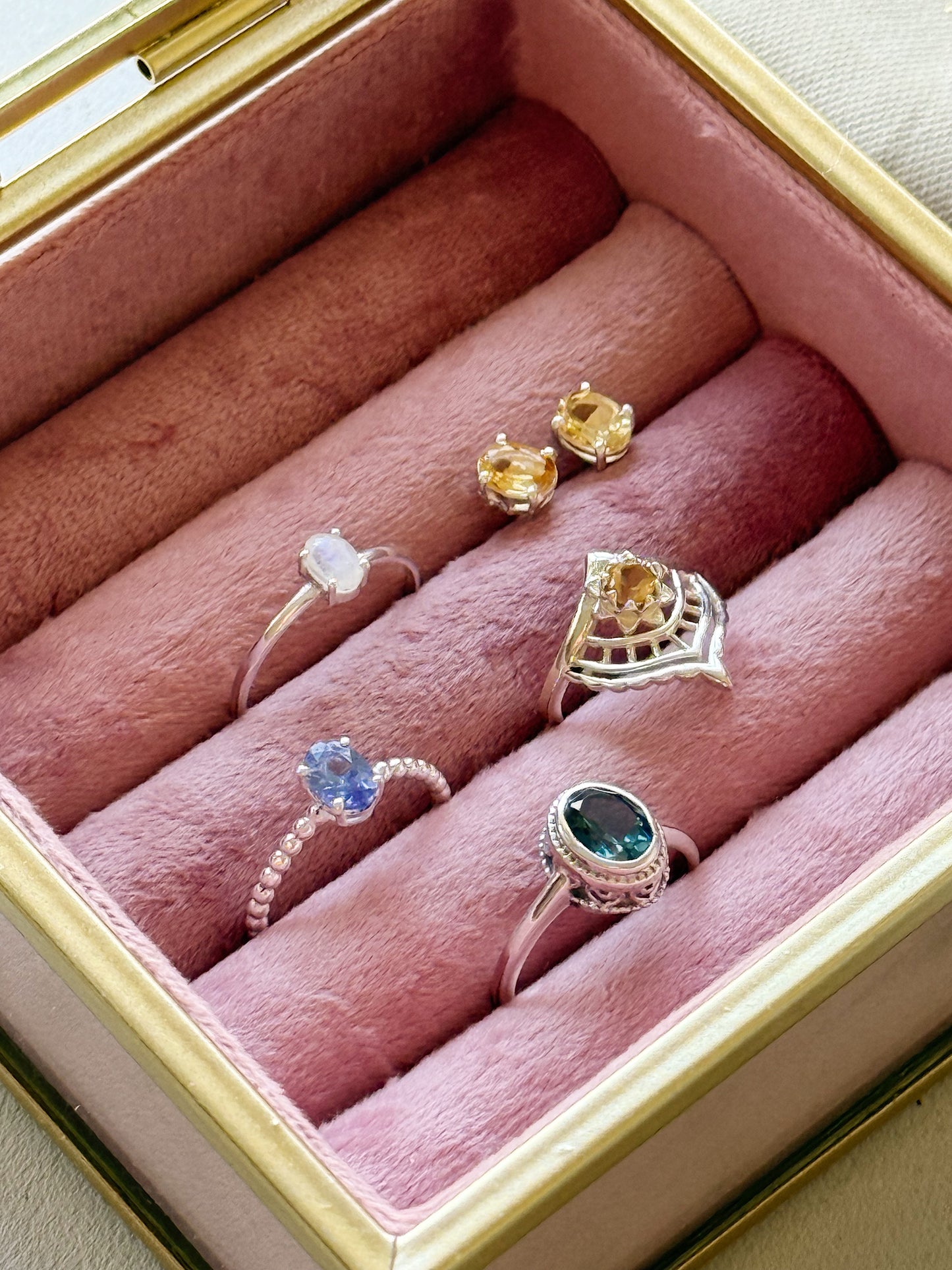 Sidabrinis žiedas "Mėnulio akmuo"