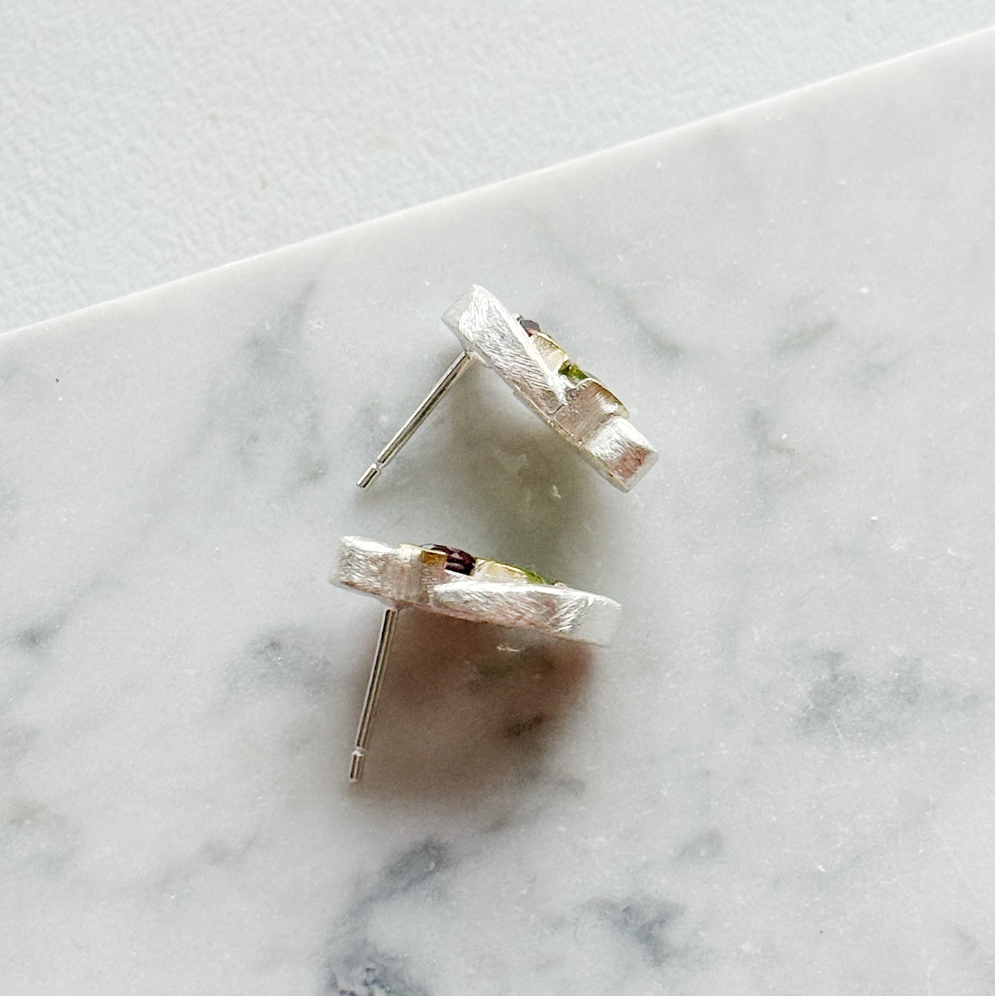 Sidabriniai auskarai su granato ir peridoto kristalais