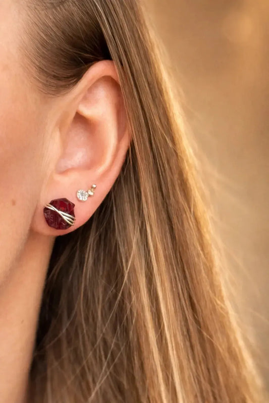 Sidabriniai auskarai su granato kristalais