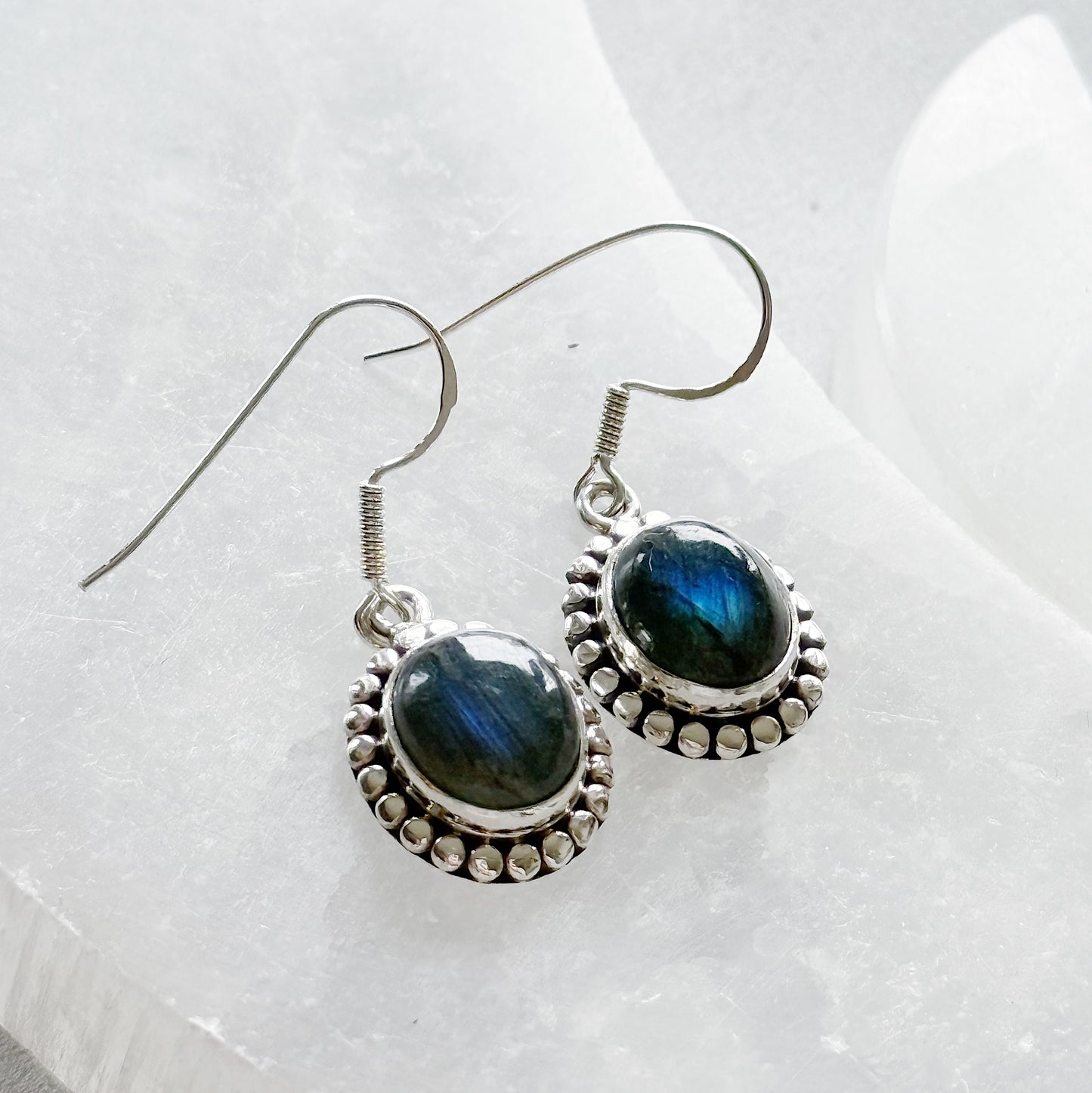 Sidabriniai auskarai su labradoritu