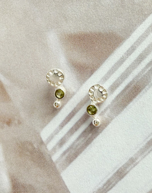 Sidabriniai auskarai su peridoto kristalais