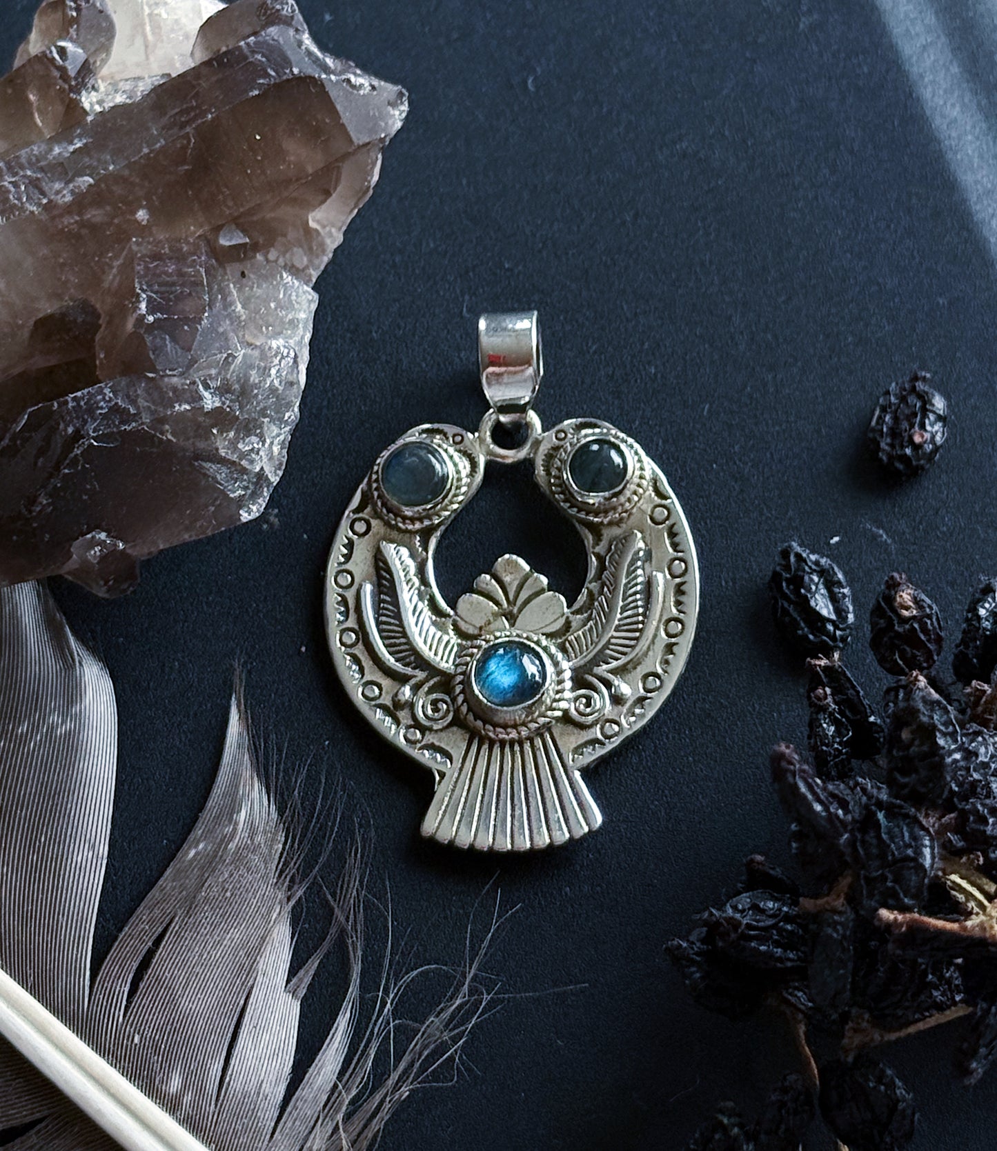 Sidabrinis Labradorito pakabukas “Apsaugos Amuletas”