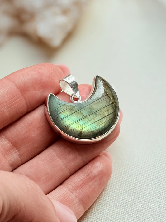 Sidabrinis Labradorito pakabukas “Mėnulis”