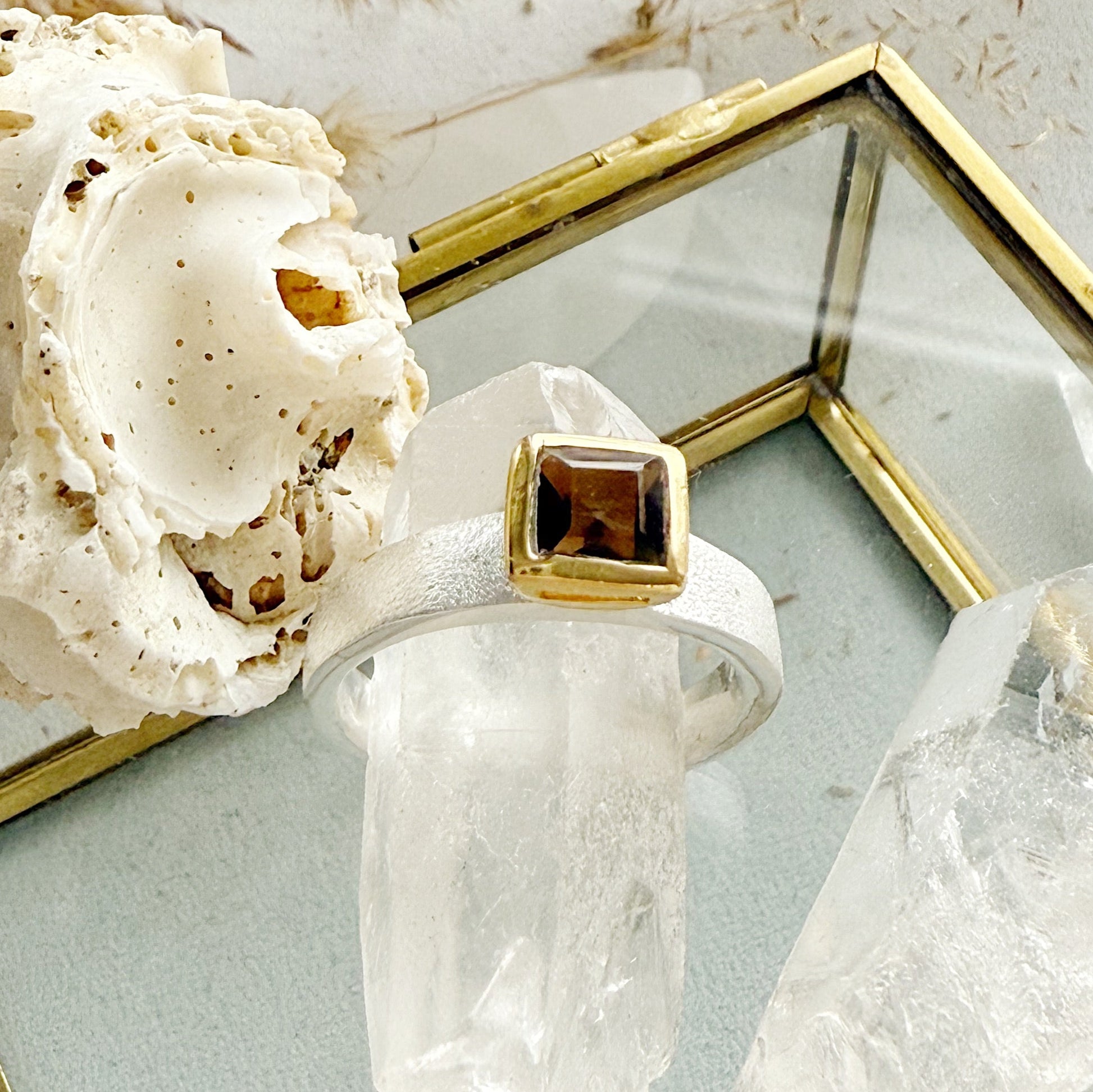 Sidabrinis žiedas su Dūminiu Kvarcu