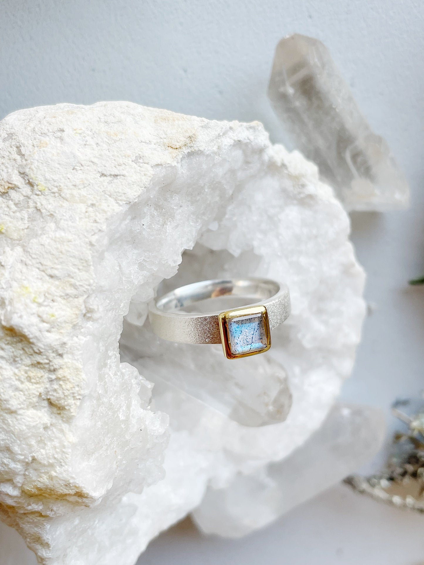 Sidabrinis žiedas su Labradoritu