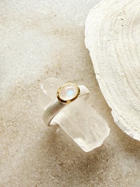 Sidabrinis žiedas su Mėnulio akmeniu