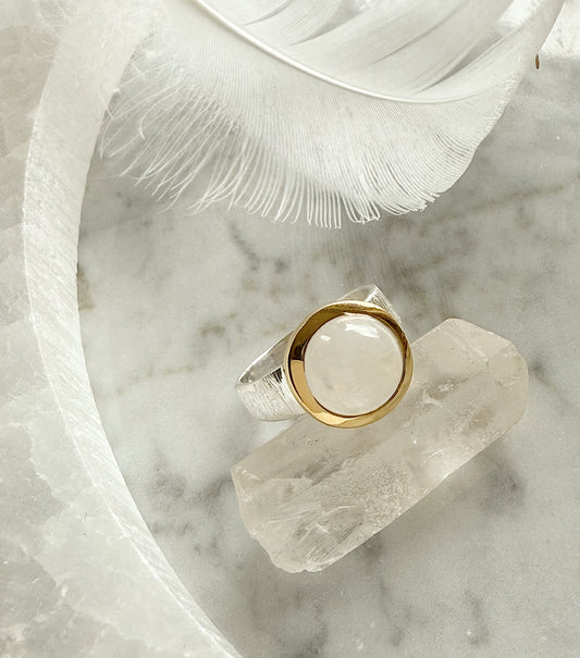 Sidabrinis žiedas su Mėnulio akmeniu