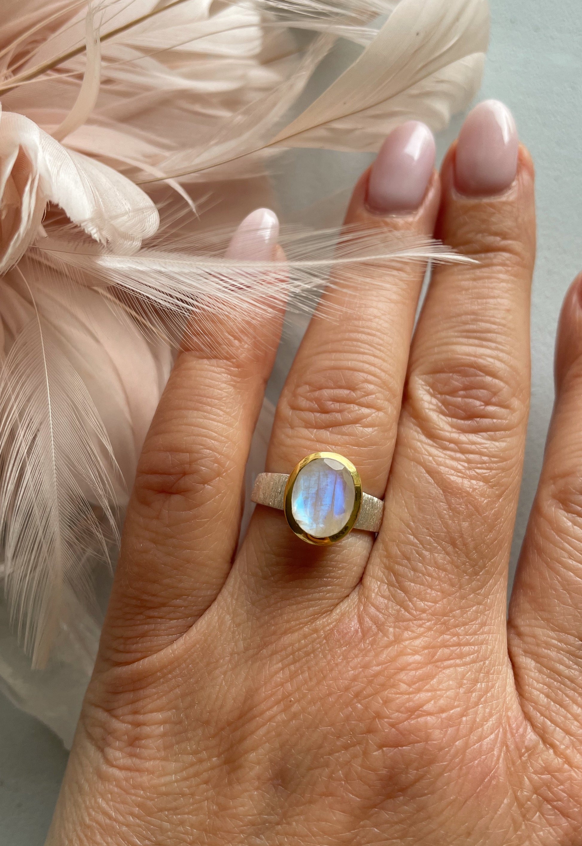 Sidabrinis žiedas su Mėnulio akmeniu