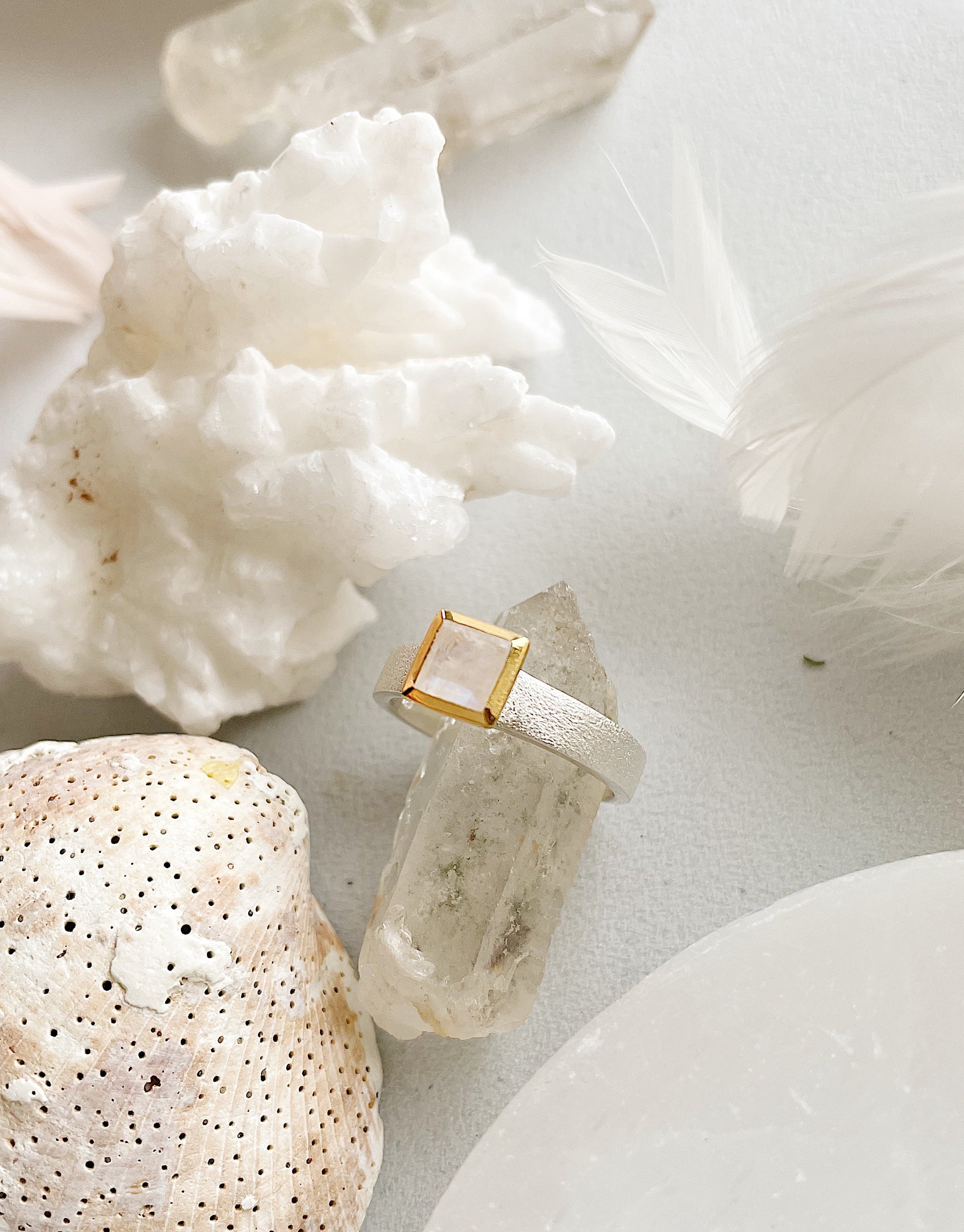 Sidabrinis žiedas su Mėnulio akmeniu