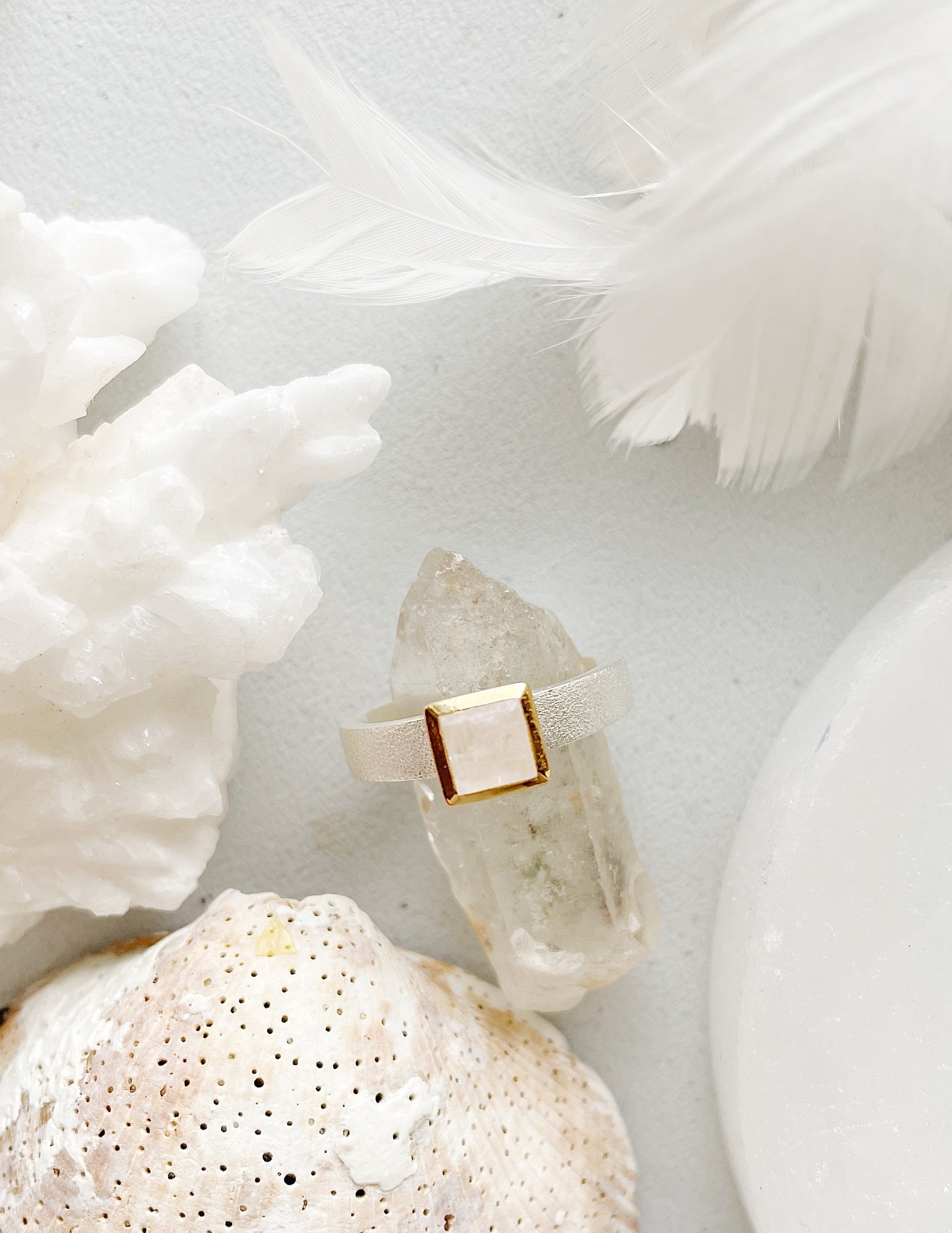 Sidabrinis žiedas su Mėnulio akmeniu