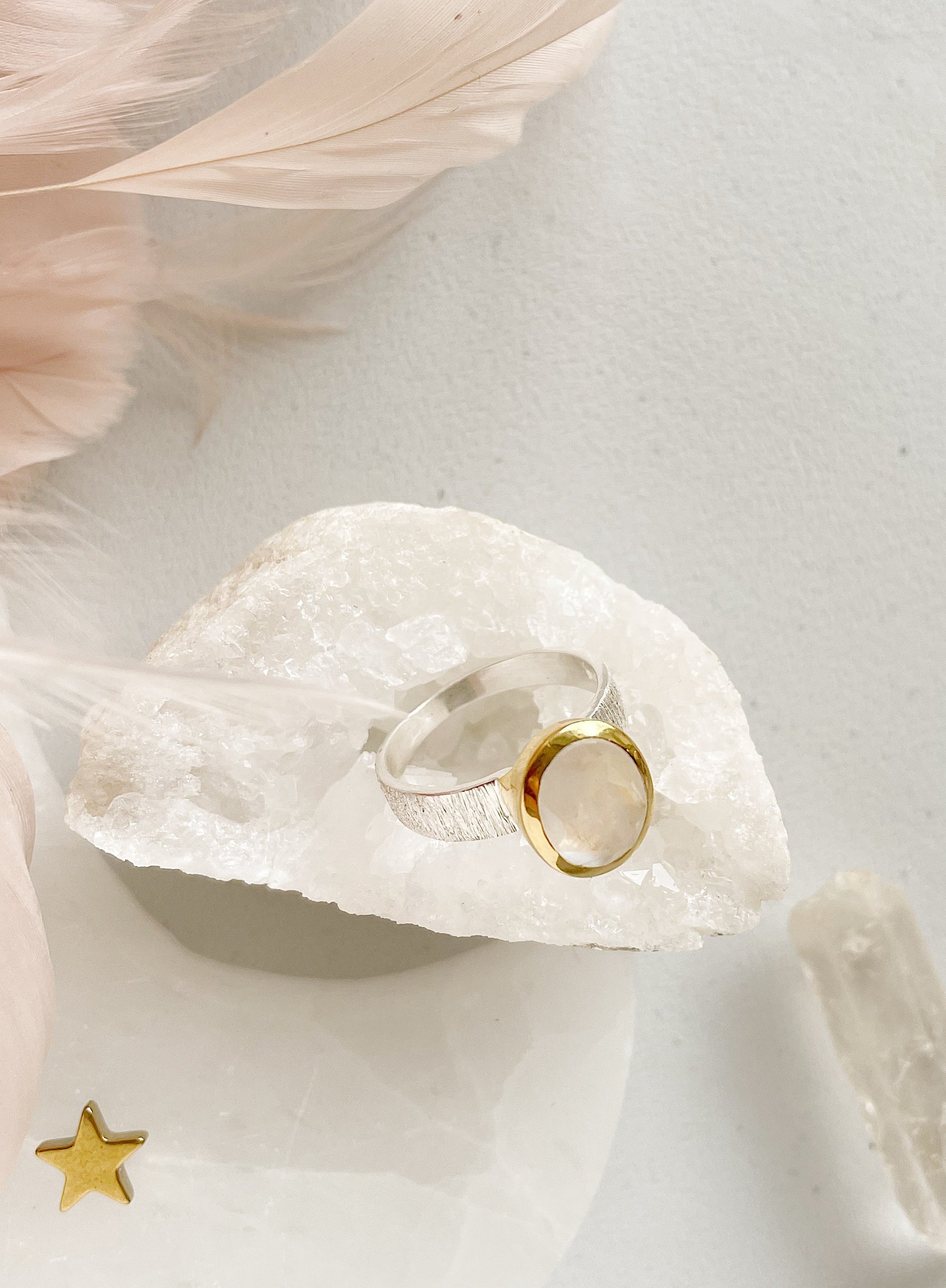 Sidabrinis žiedas su Mėnulio akmeniu