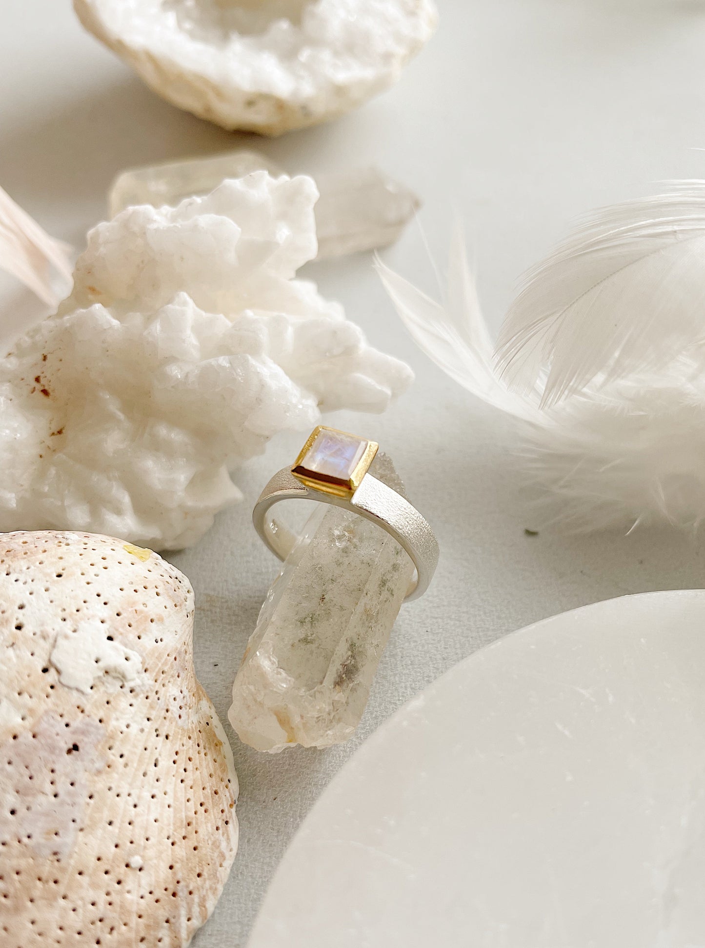 Sidabrinis žiedas su Mėnulio akmeniu