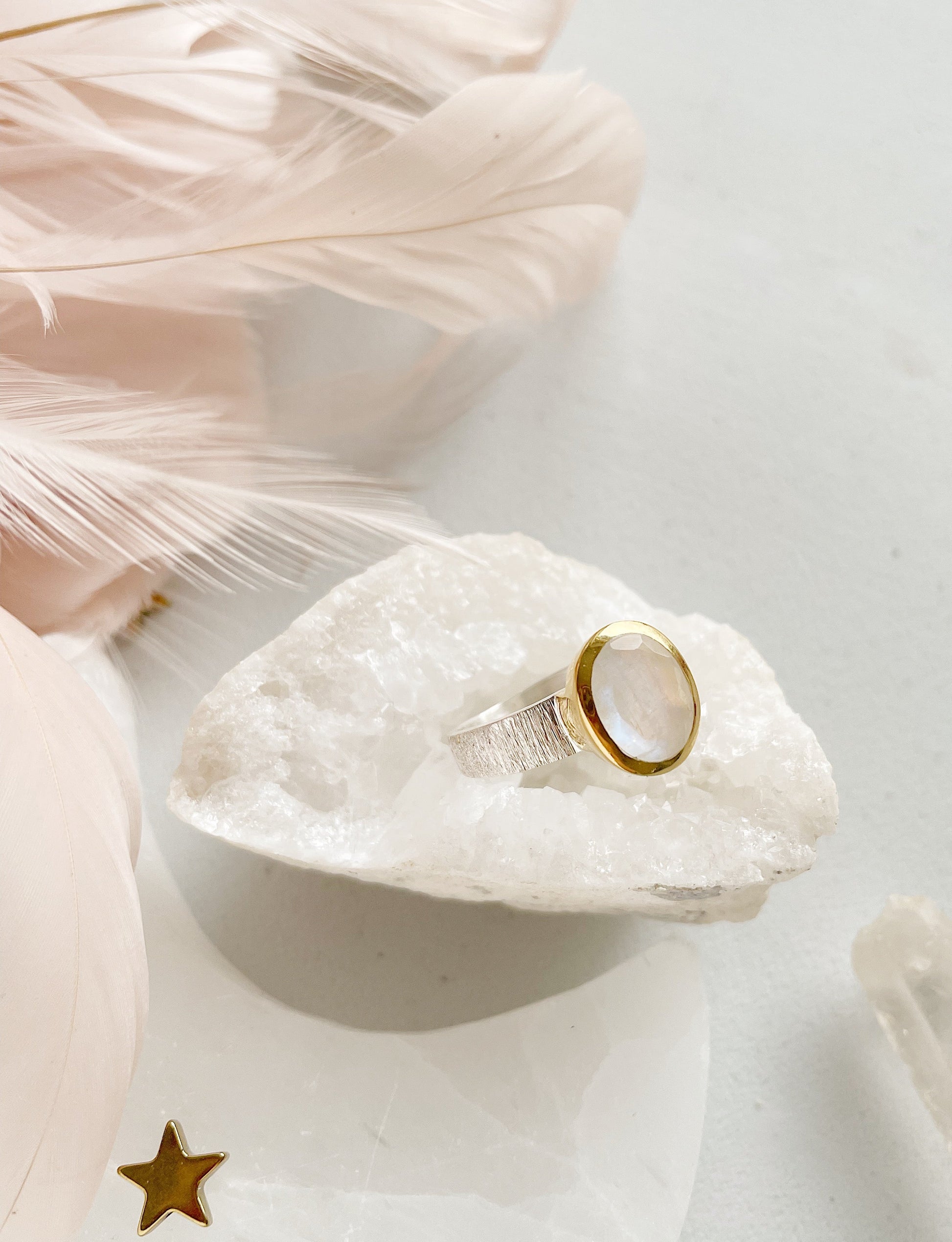 Sidabrinis žiedas su Mėnulio akmeniu