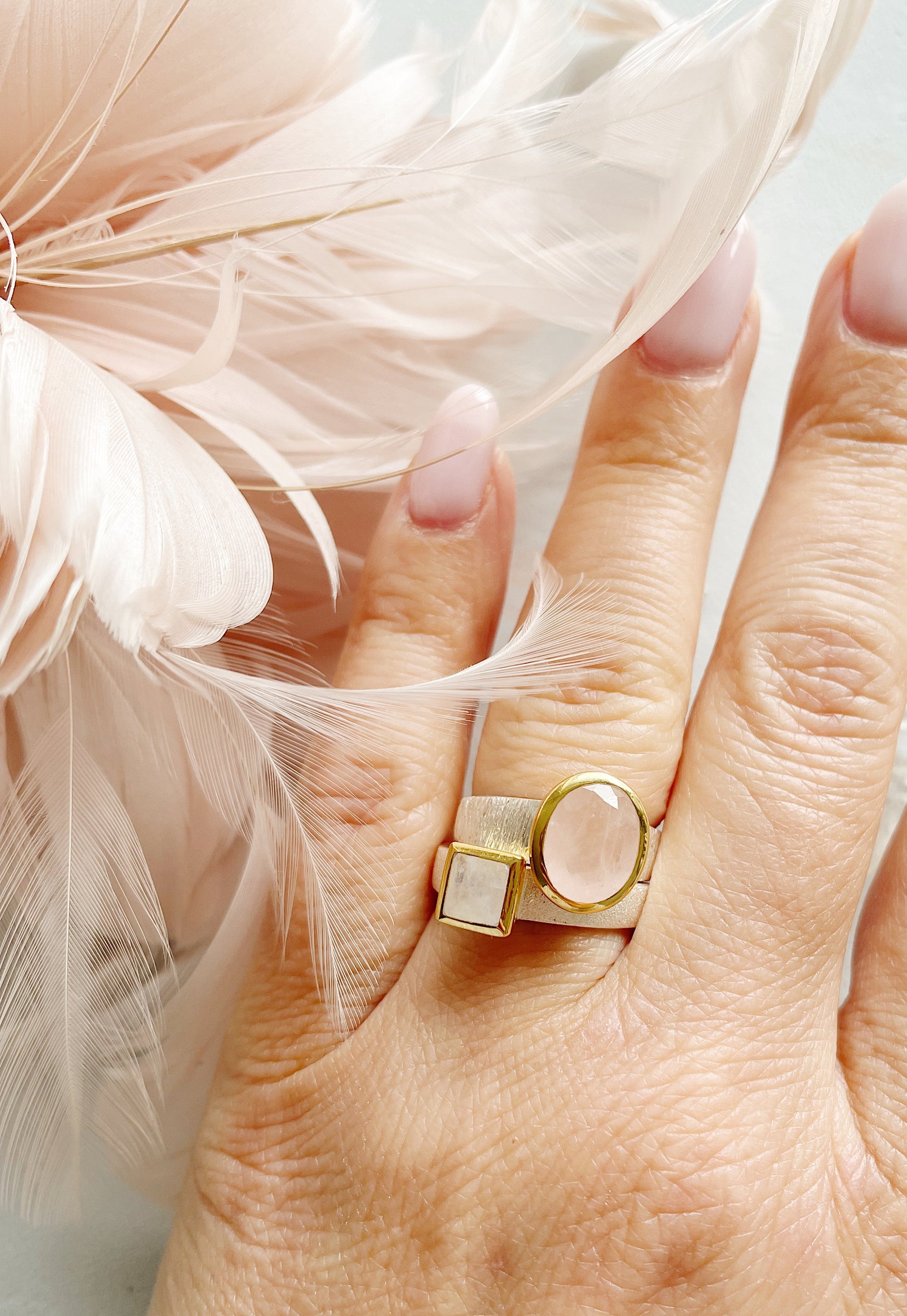 Sidabrinis žiedas su Mėnulio akmeniu