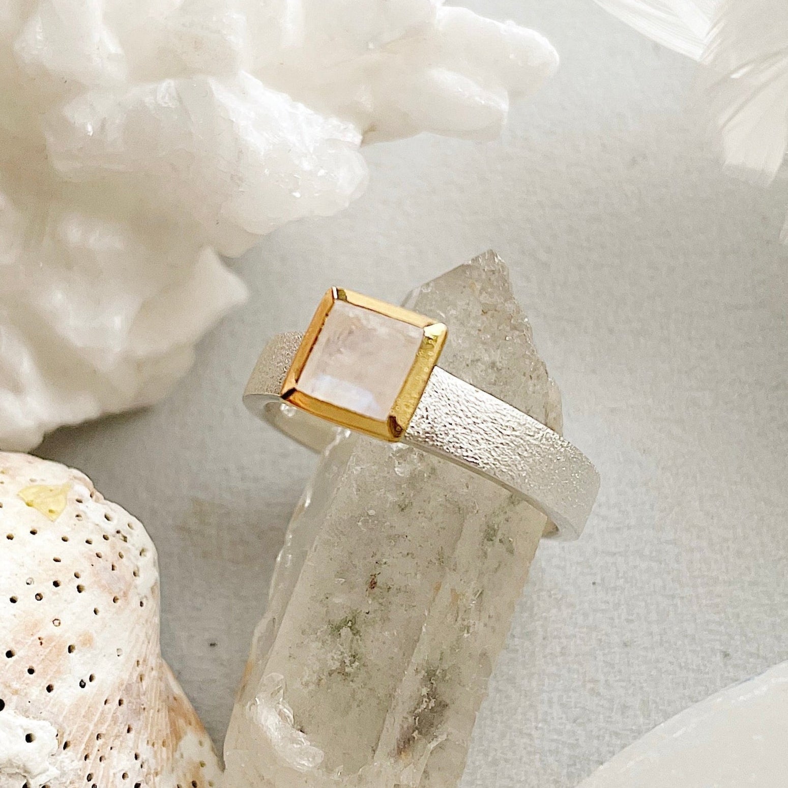 Sidabrinis žiedas su Mėnulio akmeniu