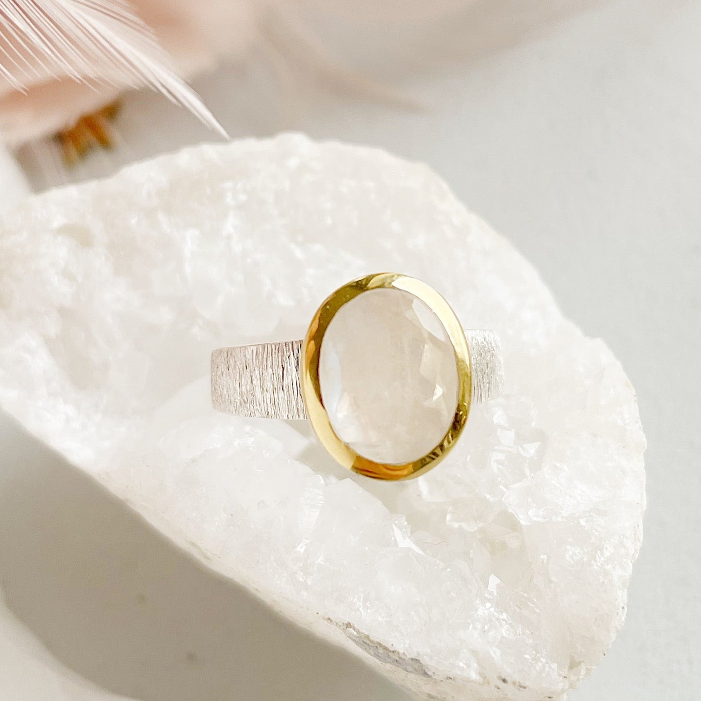 Sidabrinis žiedas su Mėnulio akmeniu